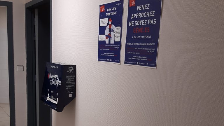 Distributeur de protections périodiques installé à l'IUT Bourg-en-Bresse.